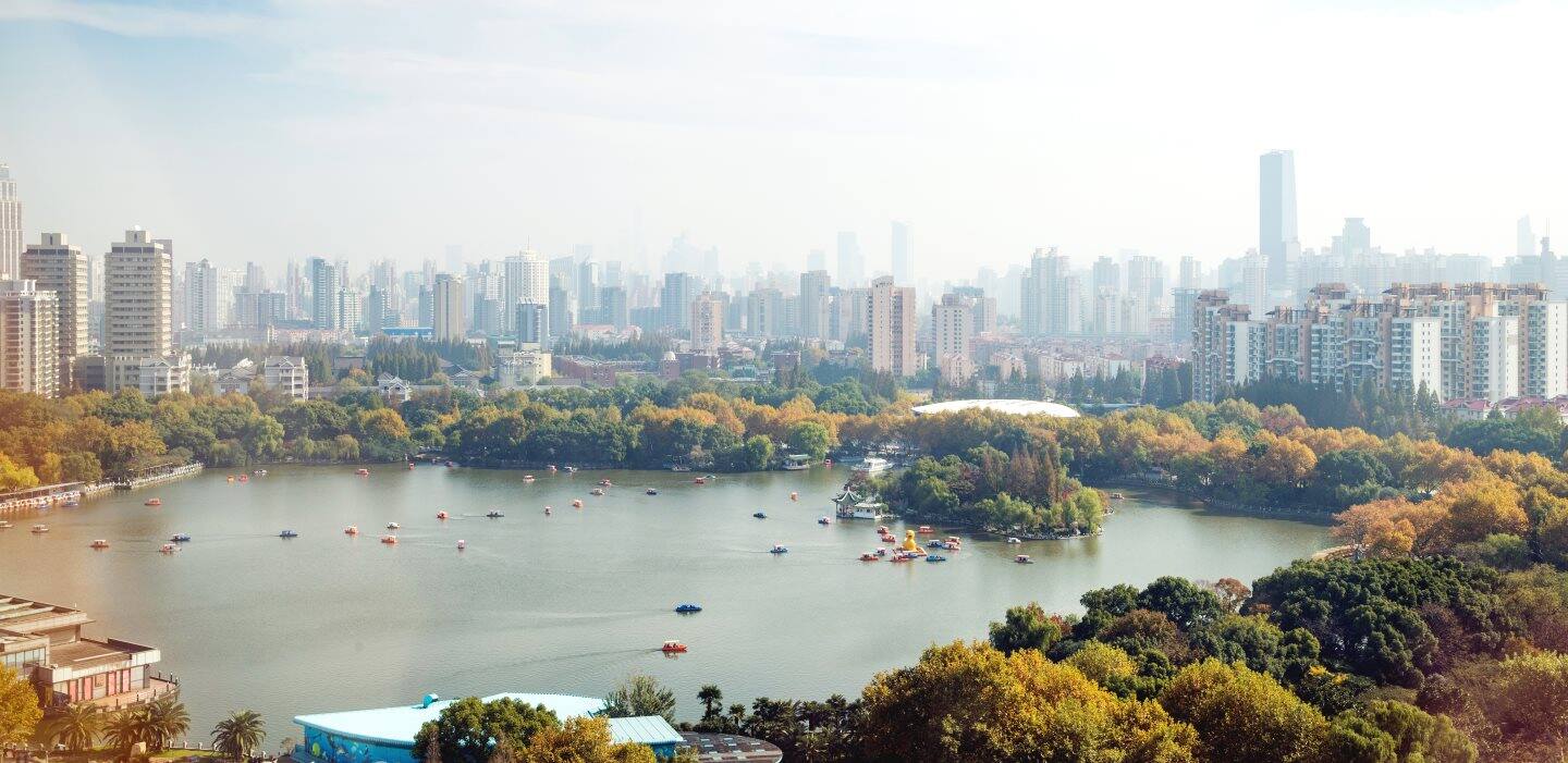 À Shanghai, les exigences d'une population vieillissante ont conduit à l'obligation d'équiper tous les bâtiments de quatre étages d'un ascenseur.