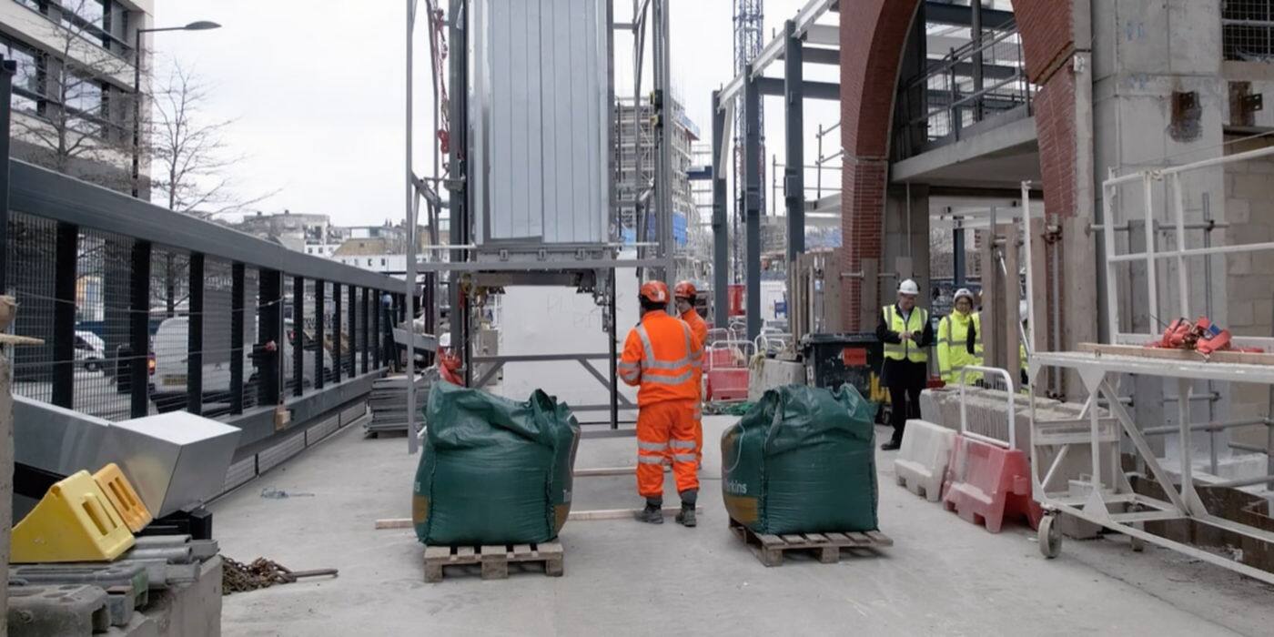 En partenariat avec Laing O'Rourke, KONE a testé avec succès des ascenseurs modulaires préfabriqués dans le projet S5 à King's Cross à Londres en 2020. © Laing O'Rourke.