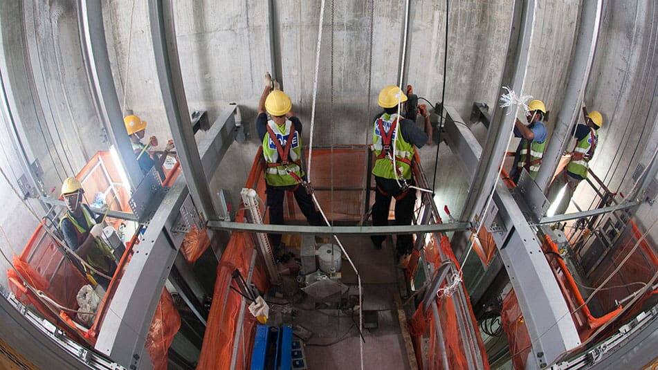 Des innovations comme l'ascenseur de chantier KONE JumpLift™ accélèrent le flux des personnes et des matériaux sur le site.