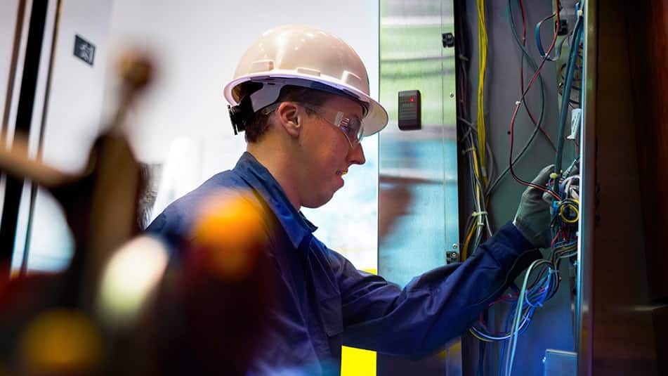 Voorkom energie-intensieve storingen en houd uw lift draaiend door uw installaties regelmatig te onderhouden en te monitoren, bijvoorbeeld met KONE 24/7 Connected Services.