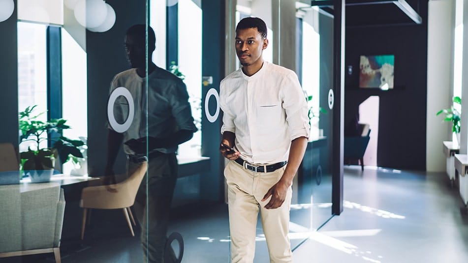 De huidige energiecrisis zet ons aan om lichten en ventilatie uit te schakelen wanneer ze niet in gebruik zijn. Aanwezigheidssensoren en slimme technologie kunnen dit automatiseren.