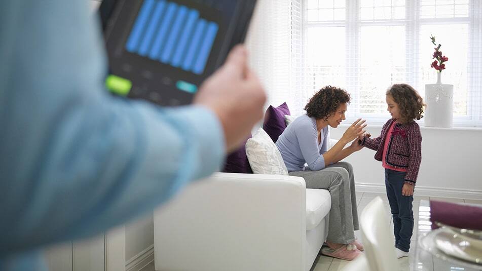 Eenvoudige inspanningen, zoals het aanpassen van de kamertemperatuur, ventilatie en verlichting, kunnen direct energie en geld besparen.